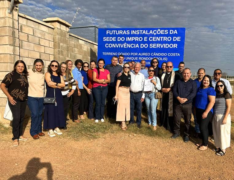 Empresário Aureo Candido Costa oficializa entrega da escritura do terreno onde será nova sede do IMPRO