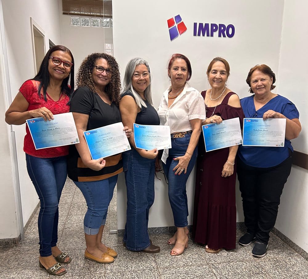 Alunas do curso de artesanato do IMPRO recebem certificados pelos arranjos natalinos produzidos