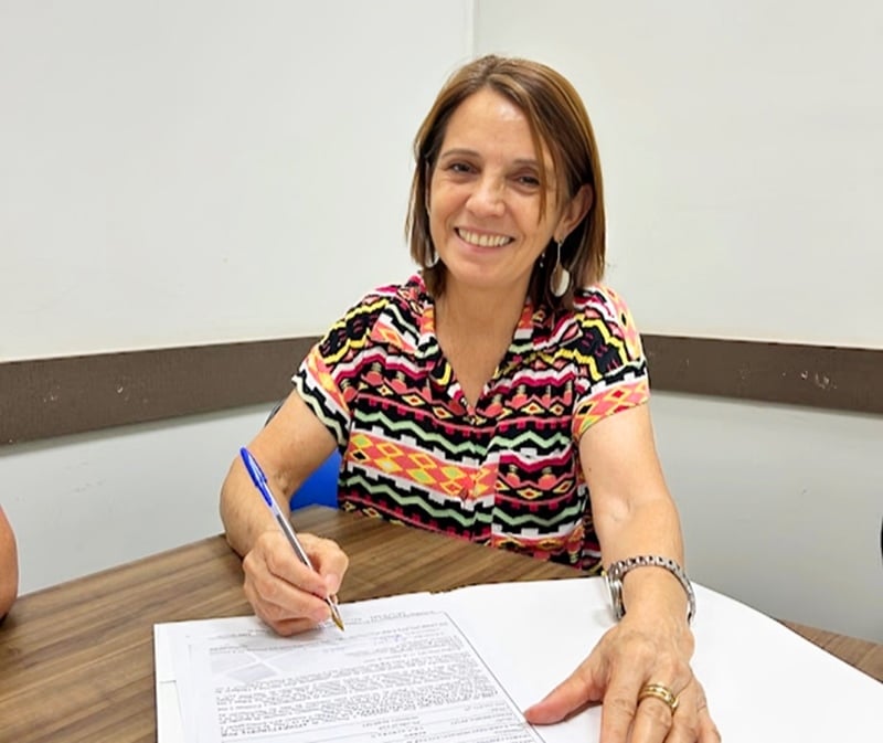 IMPRO entrega portaria de aposentadoria para mais uma professora do município
